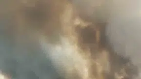 Nusaybin yolunda anız yangını nedeniyle görüşü kapanan tır bariyerlere girdi