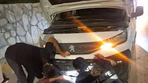 Edremit yolunda kamyonetin altına sıkışan köpek ekiplerin yardımıyla kurtarıldı
