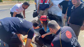 Şanlıurfa yolunda otomobil ile minibüs çarpıştı 12 kişi yaralandı