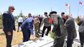 Ağrı protokolü 15 Temmuz şehitlerini kabirleri başında dualarla andı