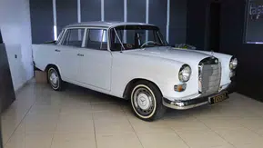Elazığlı galerici 1967 model Mercedes otomobilini gözünden sakınıyor