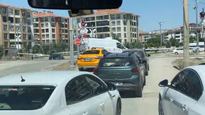 Elazığ’da tren raylarında tehlikeli dakikalar kameralara yansıdı
