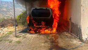 Siirt Pervari'de park halindeki araç yandı ve alevler eve ulaştı