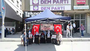 Muşta aileler evlatlarına kavuşmak için DEM Parti önünde toplandı