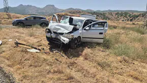 Bingöl Genç ilçesinde iki otomobilin çarpıştığı kazada 10 kişi yaralandı