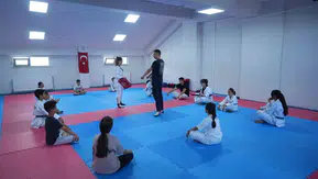 Muşlu gençler yaz tatilini tekvando kursunda madalya hedefiyle değerlendiriyor