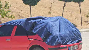 Elazığlı sürücüler kavurucu sıcaklara karşı araçlarını brandalarla koruyor