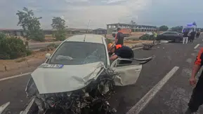 Elazığ-Malatya karayolunda otomobiller çarpıştı, 2 kişi yaralandı