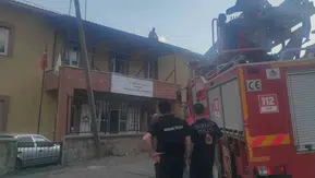 Hakkari’de sağlık merkezi çatısında mahsur kalan işçiyi itfaiye kurtardı