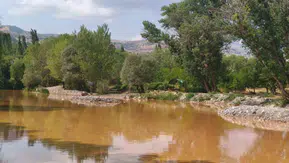 Tunceli’de sağanak yağış sonrası Tağar Çayı kahverengiye büründü