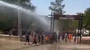 Mardin'de muhtar, çocukları tankerle su sıkarak serinletti