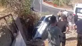 Sason girişindeki trafik kazasında araçlardan biri yola açılan çukura girdi