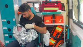 Şanlıurfa'da acil sağlık ekipleri ambulansta doğumu gerçekleştirdi