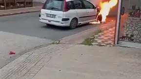 Batman sokaklarında seyir halindeki bir otomobil aniden yanmaya başladı