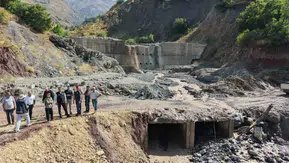 Tunceli'de etkili olan kuvvetli yağışlar köy yollarını ulaşıma kapattı