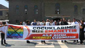 Diyarbakırda sivil toplum kuruluşları LGBT sembollerine karşı meydanlara indi