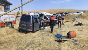 Elazığ'da sürücüsünün kontrolünü kaybettiği araç tarlaya uçtu
