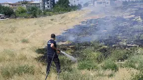 Van Tuşba'da tarım arazisinde korkutan yangın
