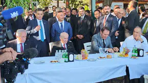 Ahlat'ta Bahçeli'ye yoğun ilgi, vatandaşlarla buluştu