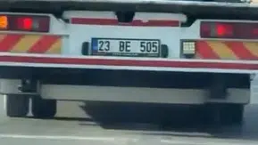 Elazığ trafiğinde çekici üzerinde yolculuk yapan tosun şaşırttı