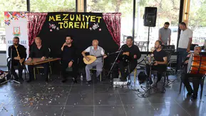 Şanlıurfa'da okuma yazma kursunu bitiren kadınlar diplomalarını coşkuyla aldı