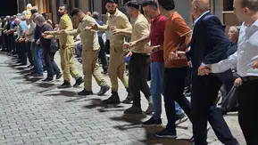 Eruhlu orman işçileri yangın söndürme görevinden düğün halayına geçti