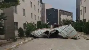 Van'da şiddetli rüzgar ağaçları devirdi, KYK yurdu çatısını uçurdu