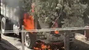Nusaybin ilçesindeki tır parkında bir kamyon alevlere teslim oldu