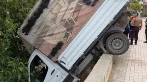 Elazığ'da kamyonet apartman bahçesine uçtu
