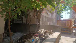 Siirt'te çöp biriken iki katlı konut belediye ekiplerince boşaltıldı