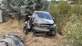 Elazığ yolunda kaza yapan otomobil ağaca çarptı