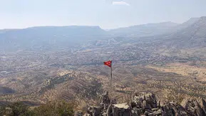 Hakkari'de gazeteci 2 bin rakımlı tepedeki yıpranmış bayrağı yeniledi