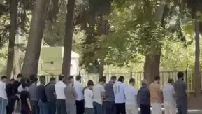 Nusaybin Barajı kıyısında piknik yapan vatandaşlar cemaatle namaz kıldı