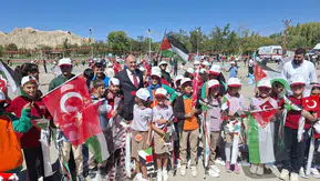 Vanlı çocuklar Gazzeli akranları için uçurtmalarını gökyüzüne bıraktı