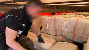 Şanlıurfa'da saman çuvalları arasına gizlenmiş kaçak ürünler ele geçirildi