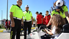Elazığlı öğrenciler trafik kurallarını parkurda uygulamalı olarak öğrendi