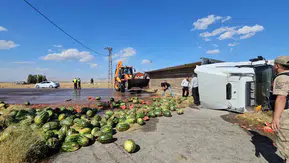 Muş yolunda karpuz yüklü tır devrildi
