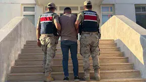 Akçakale'de uzun süredir aranan dolandırıcı jandarma operasyonuyla yakalandı