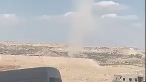 Mardin Artuklu'da boş arazide oluşan hortum cep telefonuyla görüntülendi