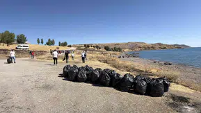 Van Gölü kıyısında temizlik seferberliği: 100 kişi katıldı, 4 ton çöp toplandı