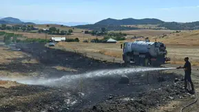 Hozat kırsalında çıkan ot yangını köylülerin yardımıyla söndürüldü