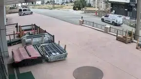 Elazığ'da sürücüsüz kalan hafif ticari araç emlak dükkanına daldı