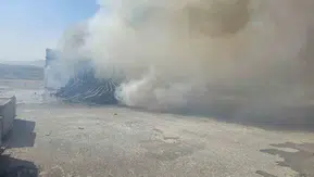 Mardin Artuklu'da tarla yangını imalathaneye sıçradı