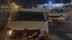Nusaybin'de iki otomobil kavşakta çarpıştı