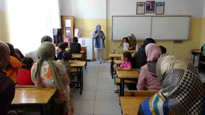 Van'da minik öğrenciler okul sıralarıyla ilk kez buluştu