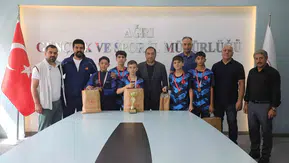 Ağrı'nın badminton takımı Türkiye üçüncülüğünü İl Müdürü'ne taşıdı