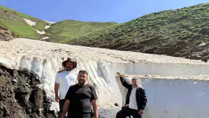 Van Yaylalarında Süt Sağım Sezonu İçin Metrelerce Kar Temizleniyor
