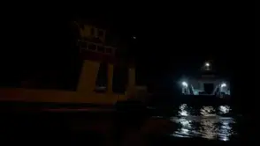 Şiddetli fırtınada sürüklenen feribotun yolcuları tahliye edildi