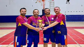 Hakkari İl Millî Eğitim Müdürlüğü Basketbol Takımı şampiyonluk kupasını kaldırdı