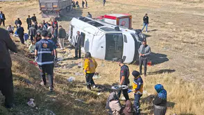 Van Gürpınar yolunda TIR ve minibüs çarpıştı 11 kişi yaralandı